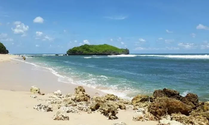 10 Beaches in Gunung Kidul Offering a Calm Atmosphere with Stunning Natural Beauty