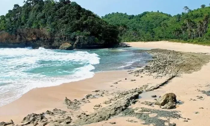 10 Beaches in Malang Offering Natural Beauty and a Tranquil Atmosphere for a Relaxing Vacation